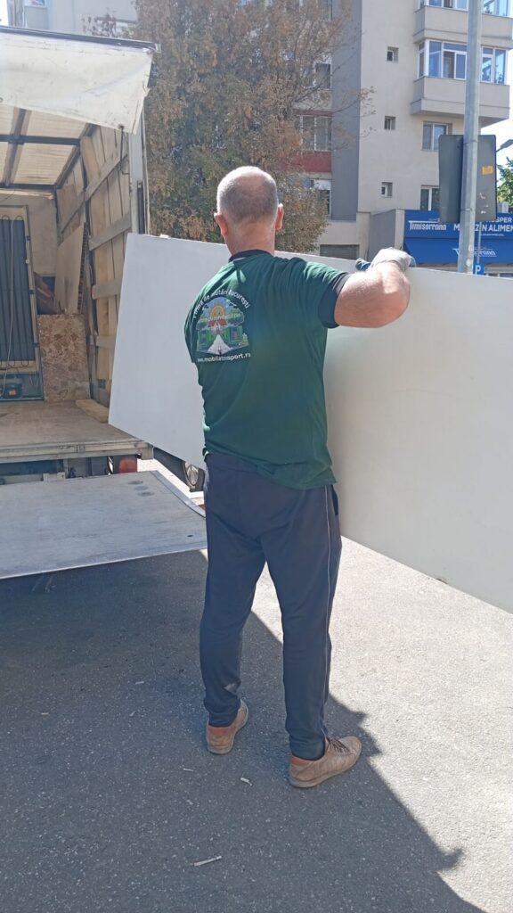 Echipa debarasare mobila Bucuresti - manipulare canapea, usi vechi, dulapuri