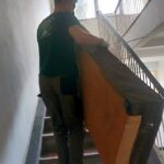 Coborarae canapea pe scari in vederea debarasarii